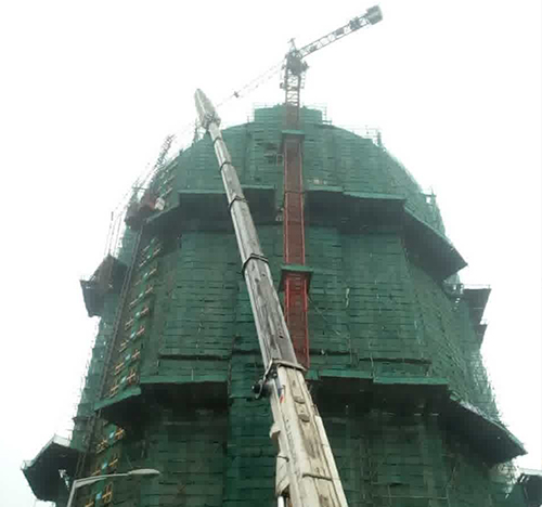 广州市吊车在工地上作业
